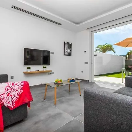 Villa In Playa Blanca Sleeps 4 With Pool And Air Con *