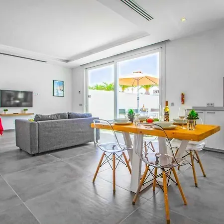 In Playa Blanca Sleeps 4 With Pool And Air Con Villa